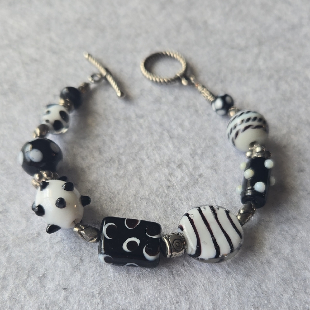 Elegant Black and White Glass Artisan Handmade Beaded Bracelet  7.5 Inch…